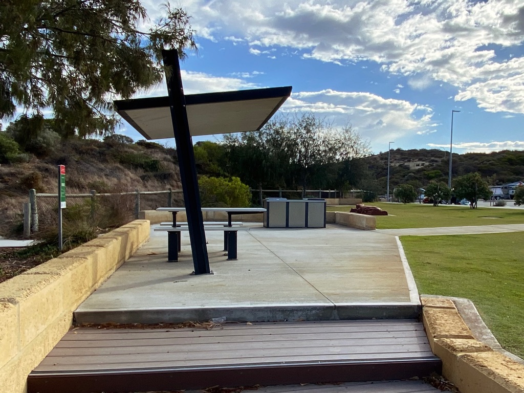 a free public use BBQ and covered picnic table next to the car park at Yanchep Lagoon